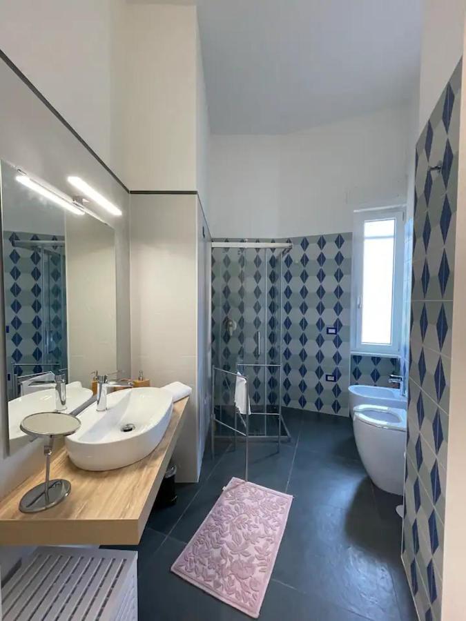 B&B Un Passo Dal Treno Piazza Vittorio Veneto 36-Salerno Station Exteriör bild