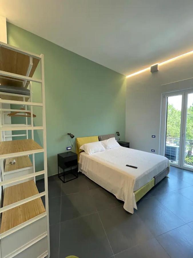 B&B Un Passo Dal Treno Piazza Vittorio Veneto 36-Salerno Station Exteriör bild