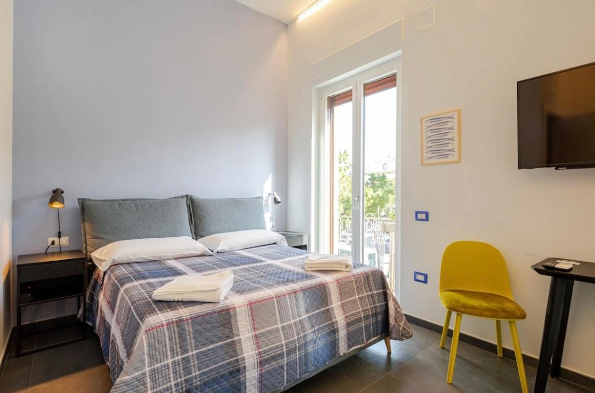 B&B Un Passo Dal Treno Piazza Vittorio Veneto 36-Salerno Station Exteriör bild