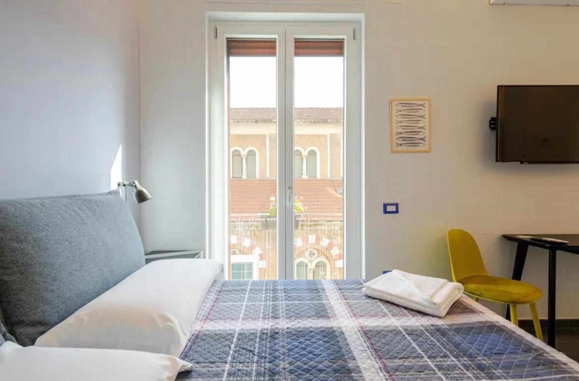 B&B Un Passo Dal Treno Piazza Vittorio Veneto 36-Salerno Station Exteriör bild