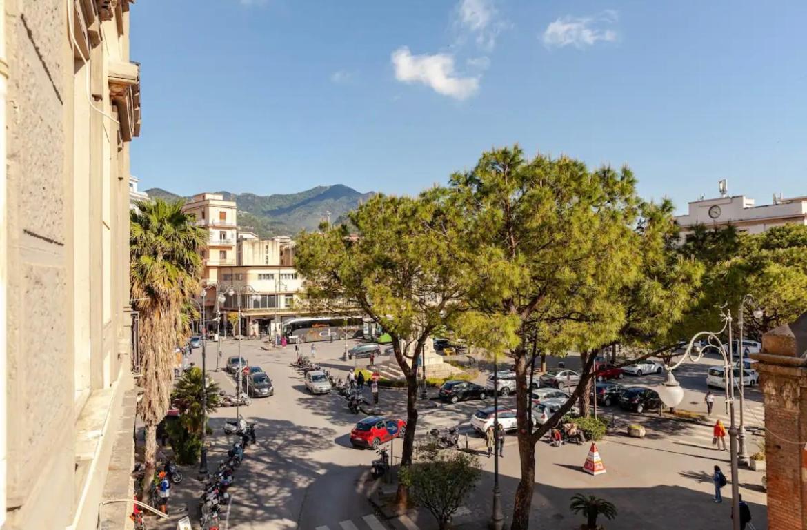 B&B Un Passo Dal Treno Piazza Vittorio Veneto 36-Salerno Station Exteriör bild